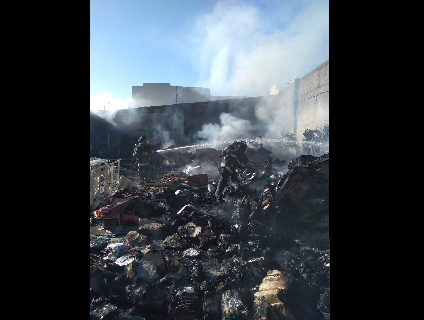 Incendio consume archivo del Hospital del Niño Poblano