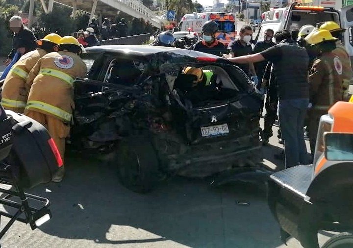 Fuerte accidente vial se registra en Vía Atlixcáyotl altura de La Vista