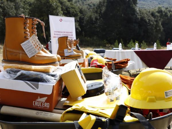 Entrega Segob equipo de combate de incendios forestales en Acajete