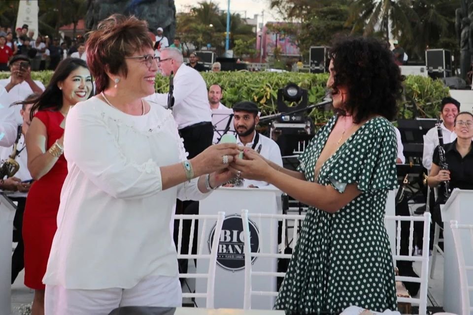 VIDEO Alcaldesa pide matrimonio a su novia en Playa del Carmen