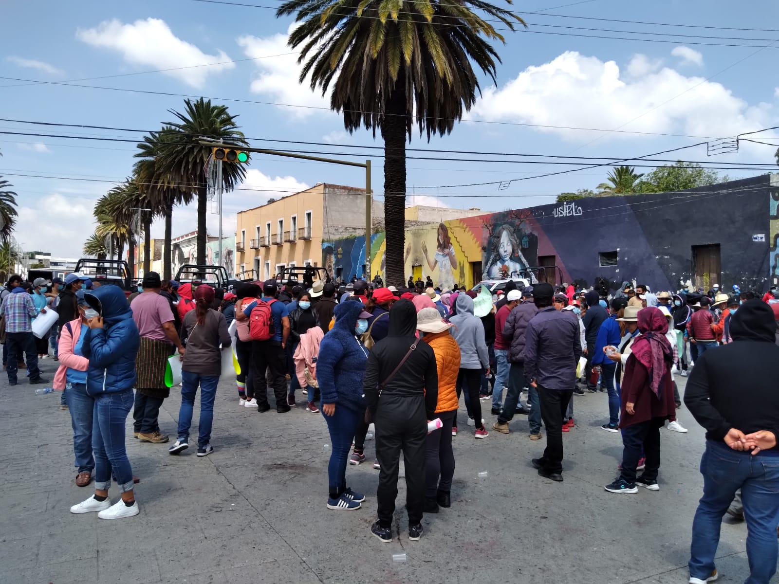 Pobladores de Quecholac exigen frente a Casa Aguayo liberación del edil