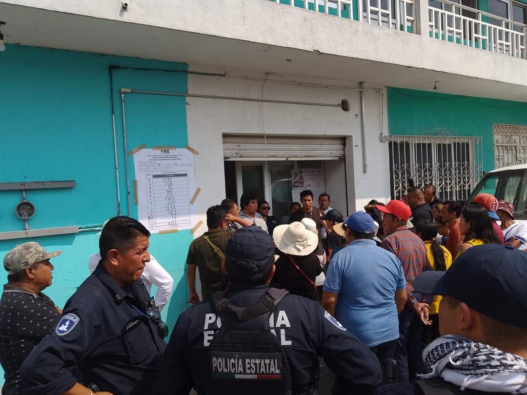 En Tepatlaxco piden repetir elección y amenazan con linchar a Julio González