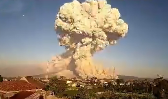 VIDEO Volcán en Indonesia baña de ceniza a población