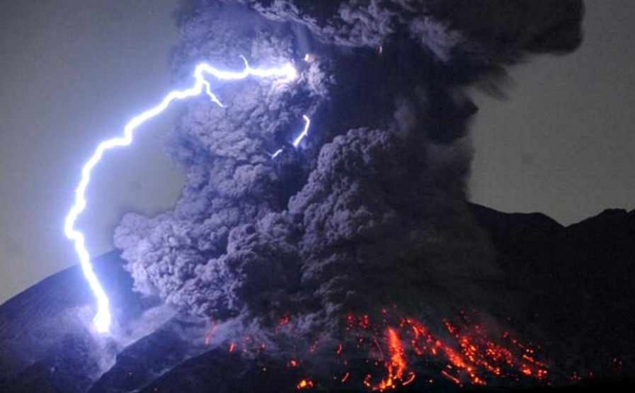 Evacúan población por erupción del volcán Sakurajima en Japón