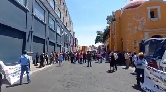 Se manifiestan en Puebla durante la visita de AMLO