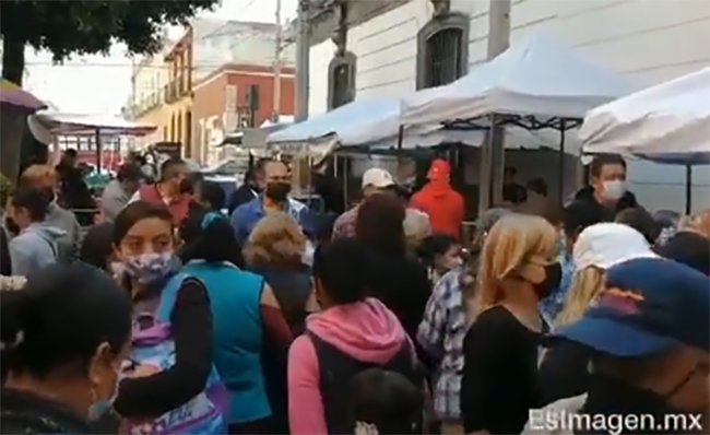 Fieles acuden a la Iglesia de Santa Mónica para venerar al Señor de las Maravillas