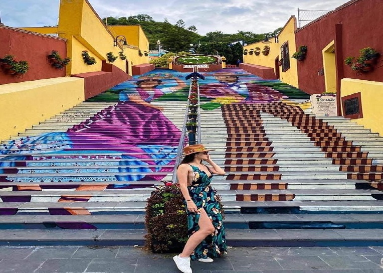 Cumple un año mega mural de Atlixco en escaleras anchas