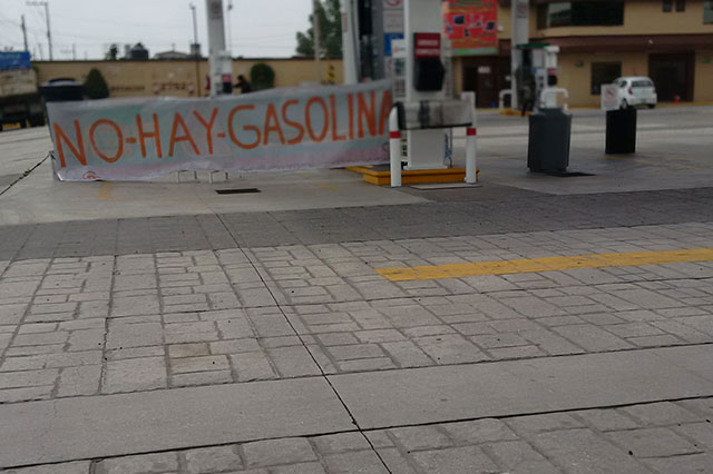 Escasea combustible en gasolineras conurbadas a la capital de Puebla
