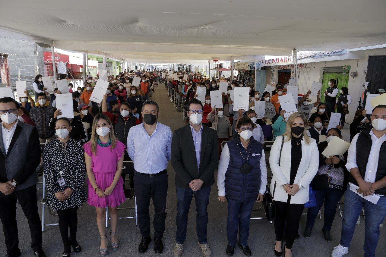 Ayuntamiento de Puebla entrega 523 escrituras a familias 