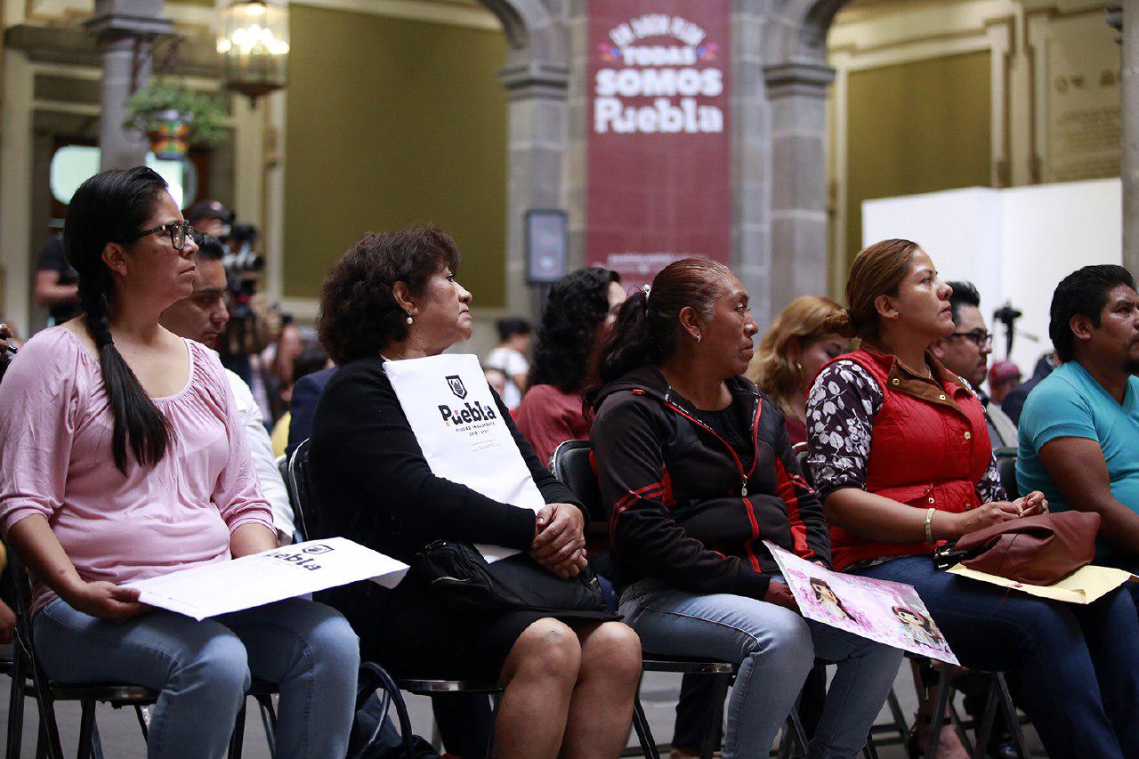 Entregan escrituras a beneficiarios de 7 colonias de Puebla capital