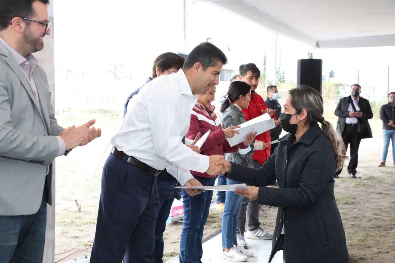 Eduardo Rivera entrega escrituras para avanzar con la regularización de tierras