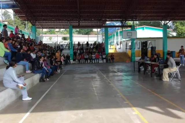 Padres de familia toman primaria Licenciado Benito Juárez en Teziutlán