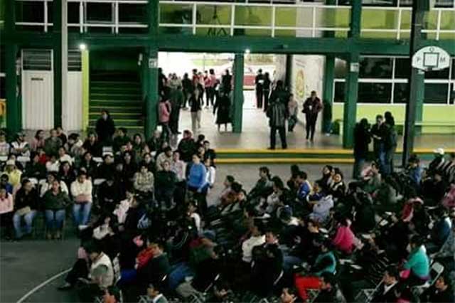 Movilizan por amenaza de bomba a mil 300 alumnos en escuela de Tehuacán