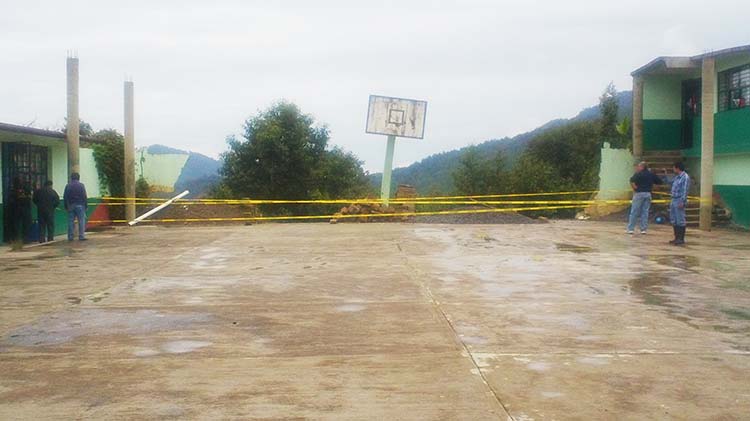 Aún con barda colapsada continúa en servicio escuela de Teziutlán