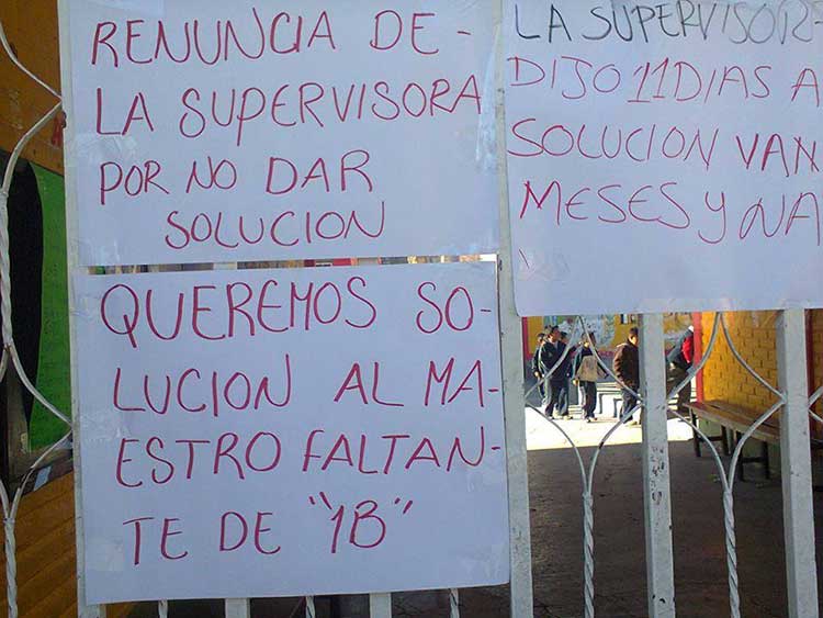 Protestan padres de familia en escuela de Chapulco; exigen profesor