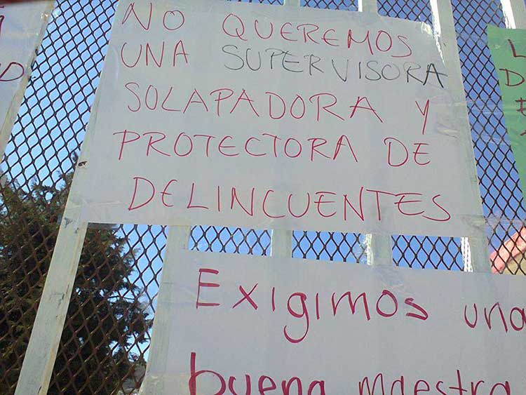 Protestan padres de familia en escuela de Chapulco; exigen profesor