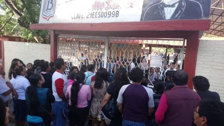 Protestan padres de familia en Ajalpan por falta de maestros