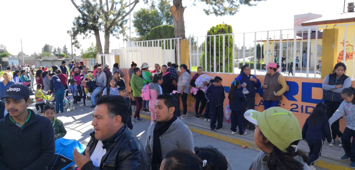 Por fiestera padres piden renuncia de directora de escuela en El Verde