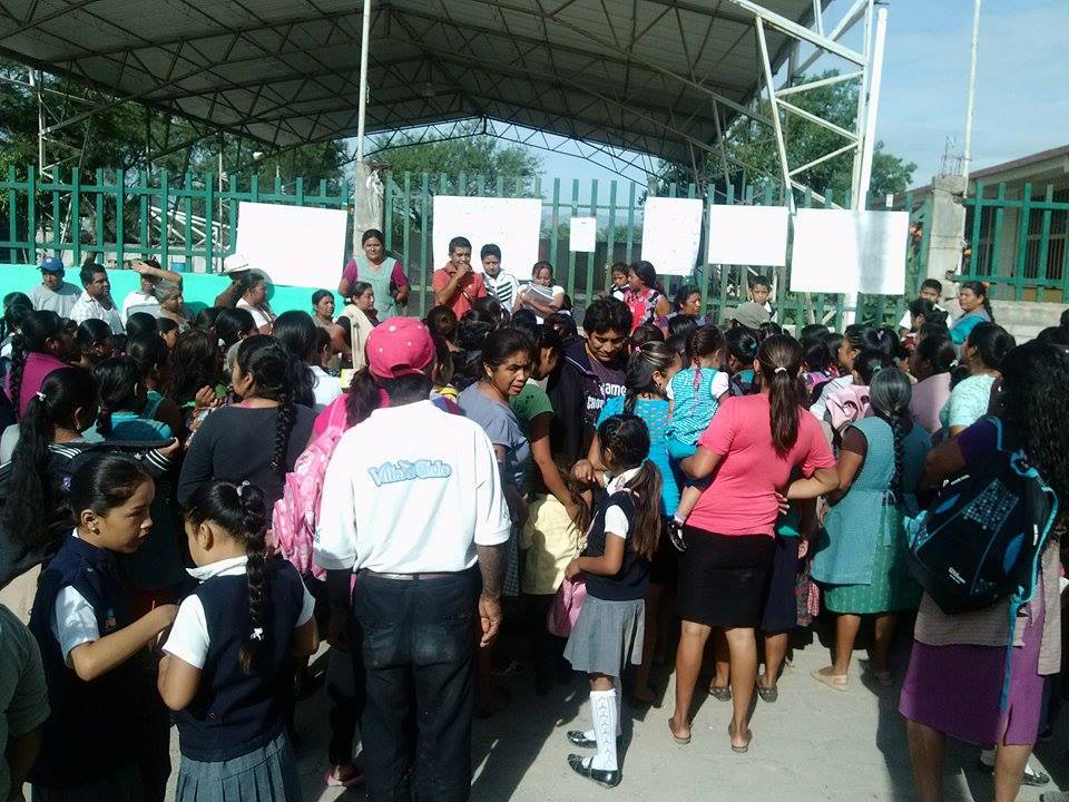 Bloquean padres de familia escuela de Ajalpan por falta de un profesor