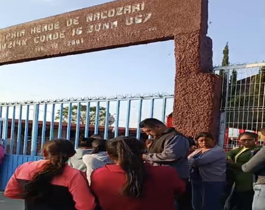 Padres de familia de primaria en Huaquechula impiden entrada al director