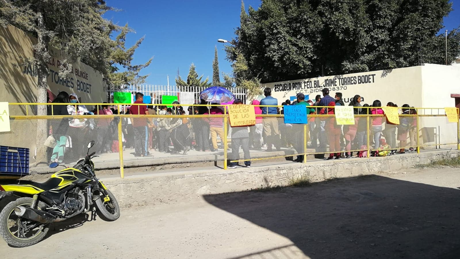 Padres exigen destituir a directora de la primaria Jaime Torres Bodet en Tehuacán 