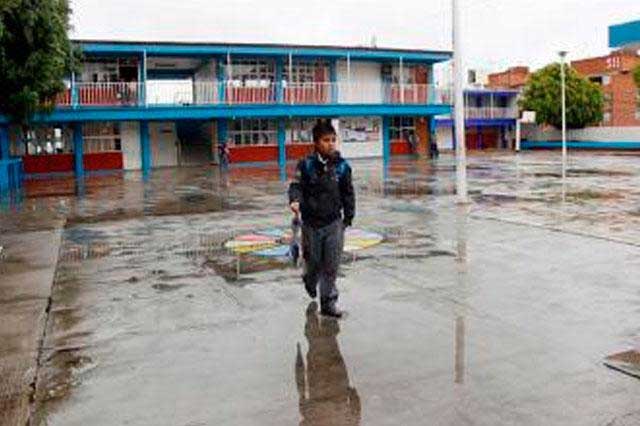 Dan mantenimiento oportuno a escuelas por temporada de lluvias