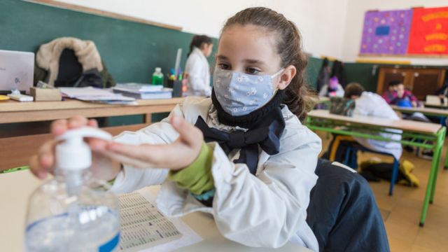 Para regreso a clases en EU habrá un metro de distancia