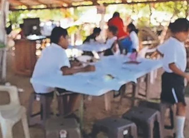 Hijos de El Chapo equipan escuela y dan internet a niños pobres de Sinaloa