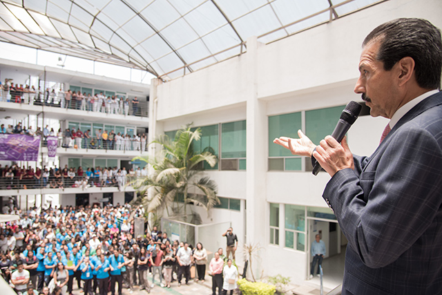 Esparza presenta la plataforma Access Medicina