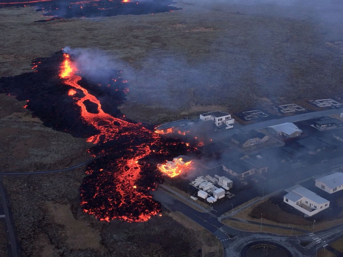 Lava en Islandia llega a las casas del pueblo pesquero de Grindavik