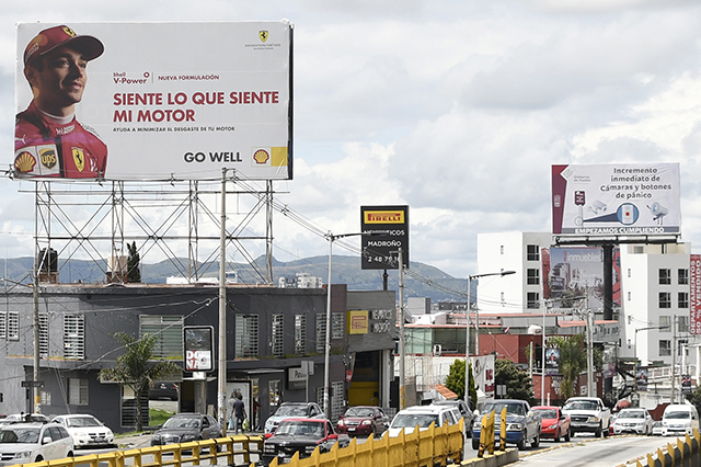 Pide Céspedes no caer en la ilegalidad al instalar espectaculares 