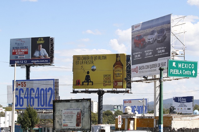 Clausura Gobierno de Puebla 48 espectaculares irregulares