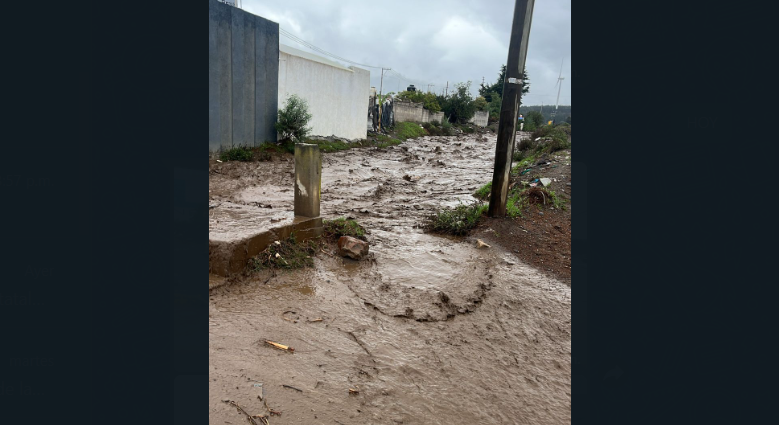Viviendas y vialidades afectadas por desbordamiento de barrancas en Esperanza