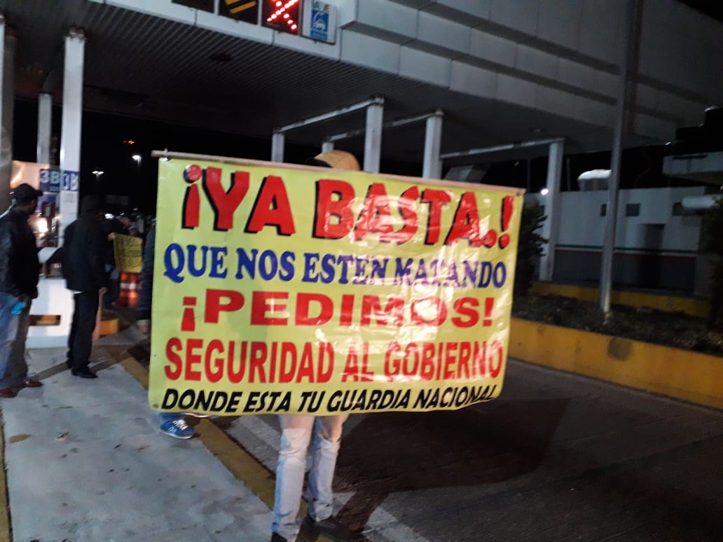 Transportistas toman caseta de Esperanza, exigen seguridad