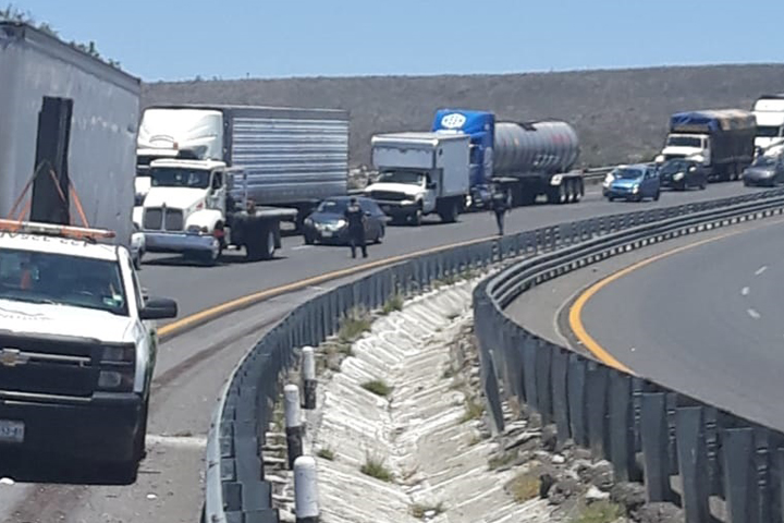Durante cierre de autopista roban camioneta en Esperanza