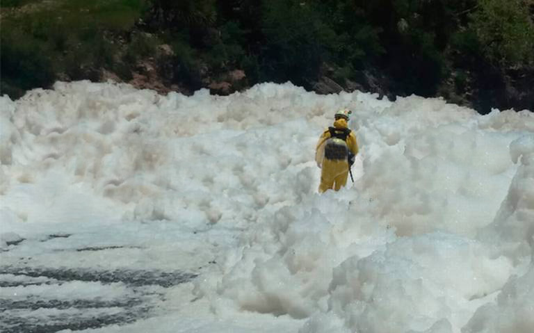 Quería foto en espuma tóxica y aparece muerto en canal de Valsequillo