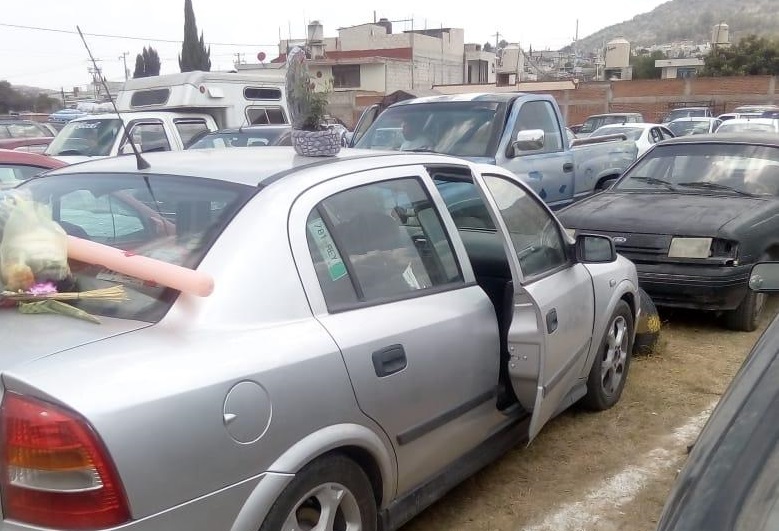 Abren autos en estacionamiento del mercado municipal de Amozoc