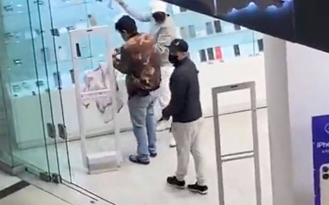 Es grabado asalto a iShop de Cuautitlán Izcalli