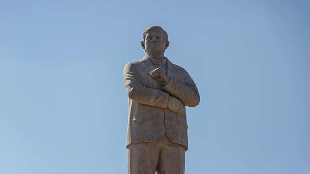 La estatua de AMLO y el narcisismo político