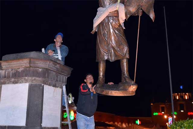 Reemplazan estatua de Miguel Hidalgo en zócalo de San Pedro