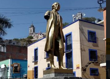 Estatua de Miguel Hidalgo amanece sin brazo en Altixco