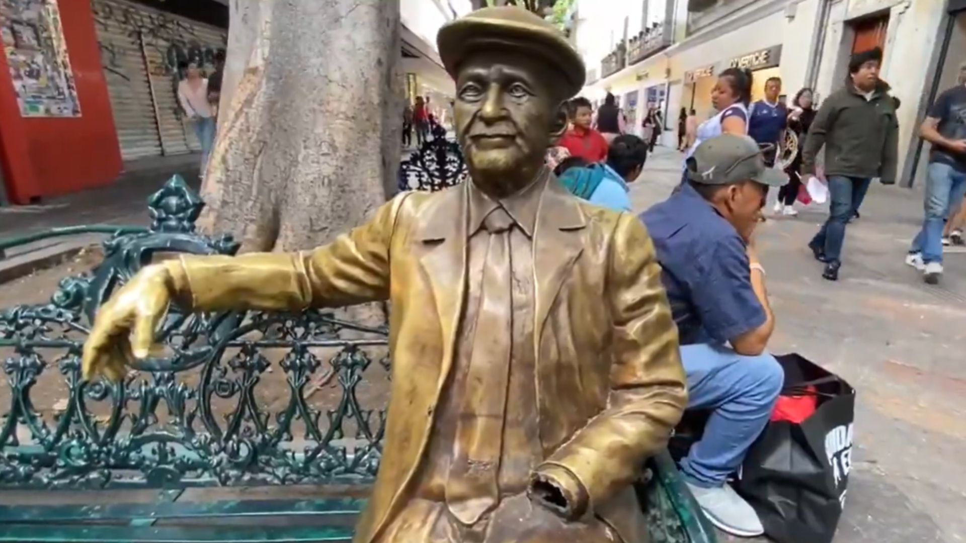 En Puebla Capital, roban mano y libro de la estatua de Pedro Ángel Palou