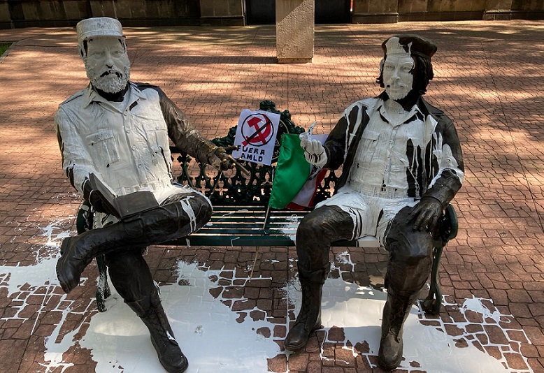 Lanzan pintura a estatuas del Che y Fidel en la CDMX; atrapan a dos