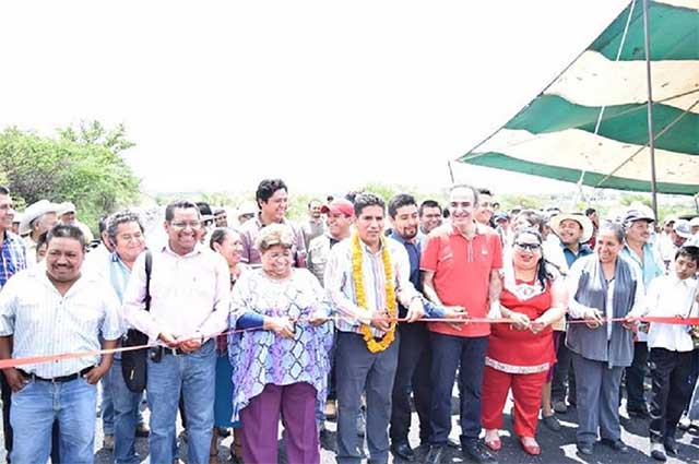 Inaugura Estefan Chidiac 5 kilómetros de carretera en Huatlatlauca