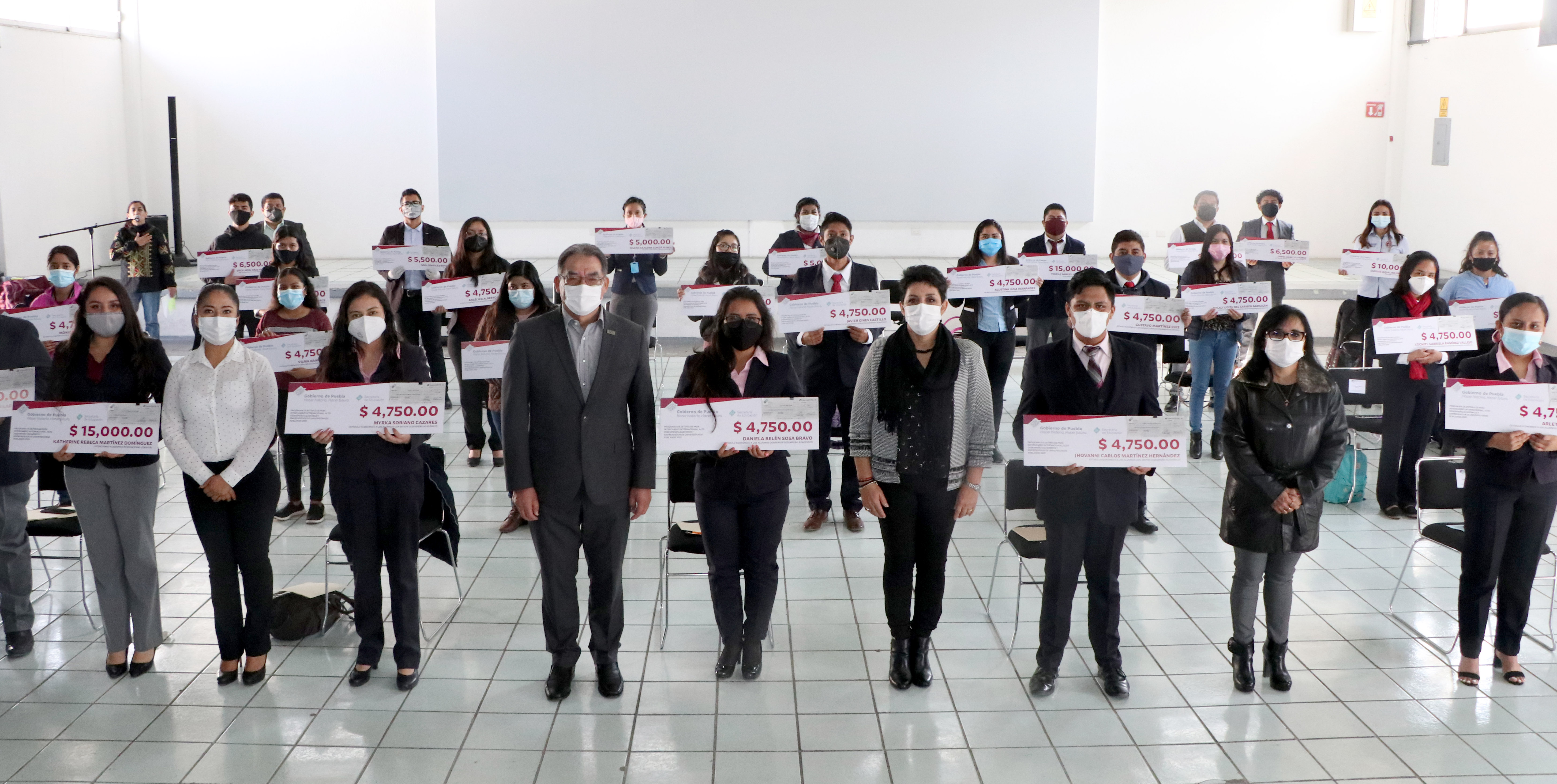 Entregan estímulos económicos a 172 alumnos poblanos de educación superior