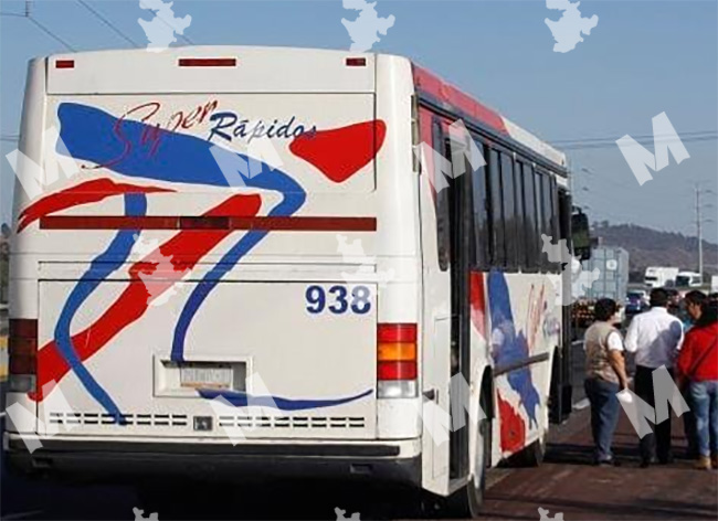 Atracan a pasajeros de Estrella Roja en Texmelucan y chofer los deja abandonados