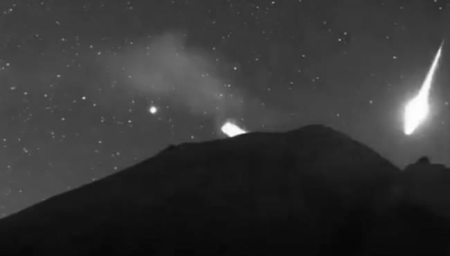 Pasa estrella fugaz cerca del Popocatépetl