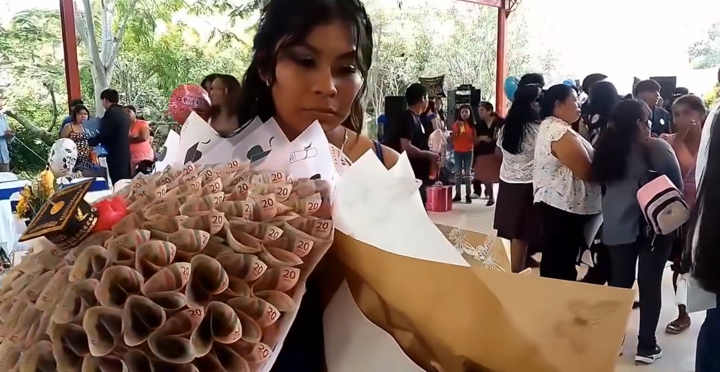 Sorprenden a egresada de bachillerato de Tepexco con ramo buchón de billetes