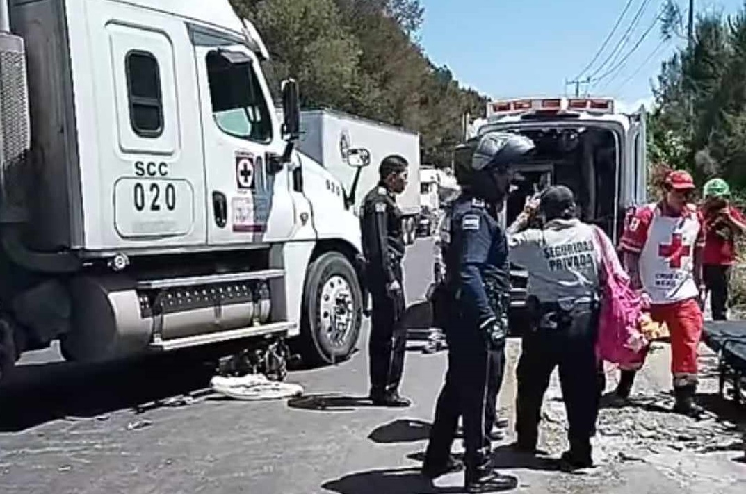 Motociclista queda debajo de un tráiler en hecho de tránsito en Tehuacán 