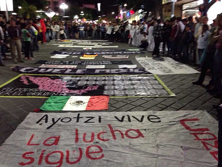 Alumnos cierran Normal de Tehuacán por irregularidades